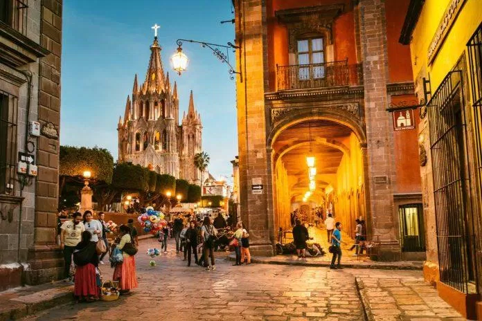 Một góc phố ở San Miguel de Allende lúc lên đèn (Ảnh: Internet) Một góc phố ở San Miguel de Allende lúc lên đèn (Ảnh: Internet)