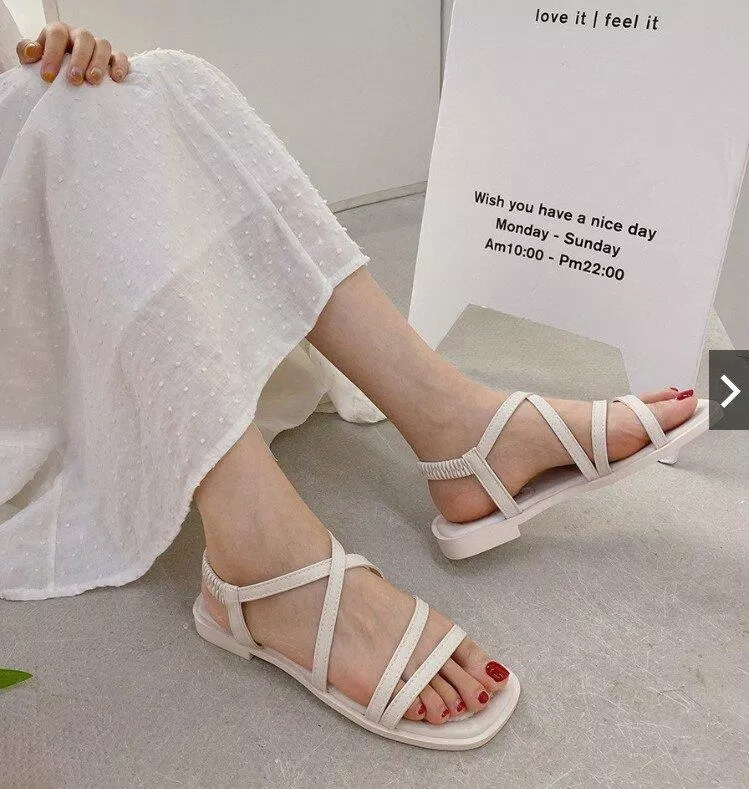 Đôi sandal bệt quai mảnh trắng xinh phù hợp đi biển cho các nàng (Nguồn: Tiệm của Xoài)