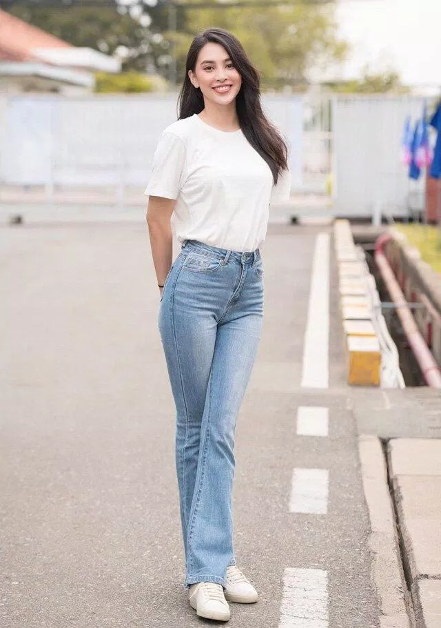 Nhiều sao Việt chọn cách kết hợp áo phông trắng với quần ống loe (Nguồn: Internet).