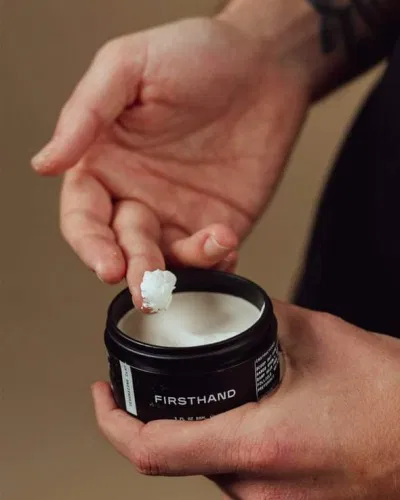 Nên chia sáp vuốt tóc Firsthand Supply Texturizing Clay làm 2 lần để giữ nếp tóc lâu và chắc hơn (nguồn: internet)