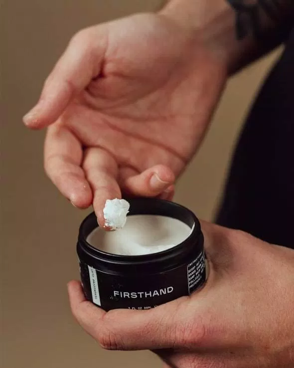 Nên chia sáp vuốt tóc Firsthand Supply Texturizing Clay làm 2 lần để giữ nếp tóc lâu và chắc hơn (nguồn: internet)