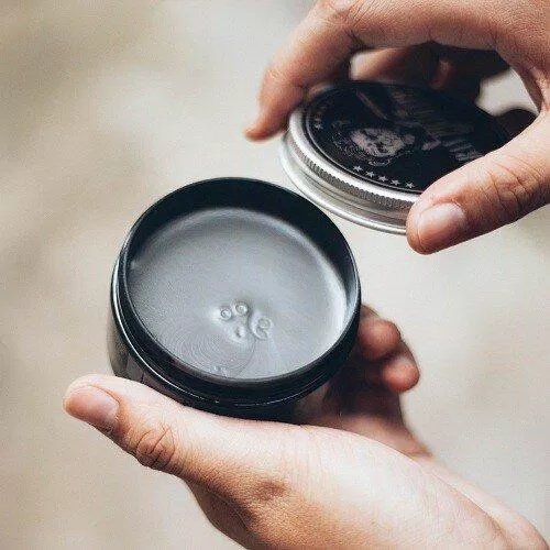 Sáp vuốt tóc Urban Primate Clay Pomade có kết cấu màu xám, chất sáp mềm, dễ tán và hương thơm nước hoa sang trọng (nguồn: internet)