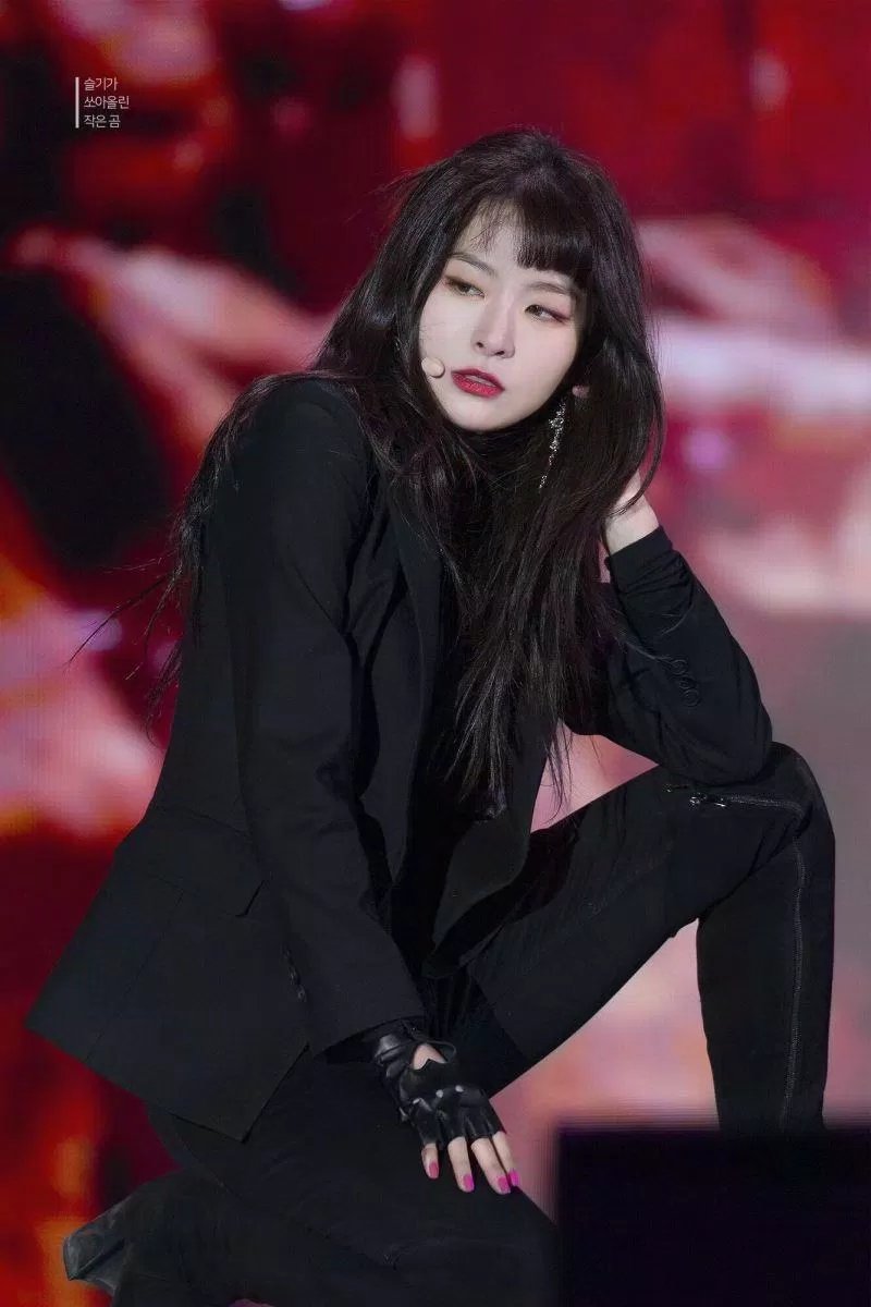 Seulgi (Red Velvet) thần tượng K-Pop chứng minh rằng các quý cô mặc suit luôn quyến rũ. (Nguồn: Internet)