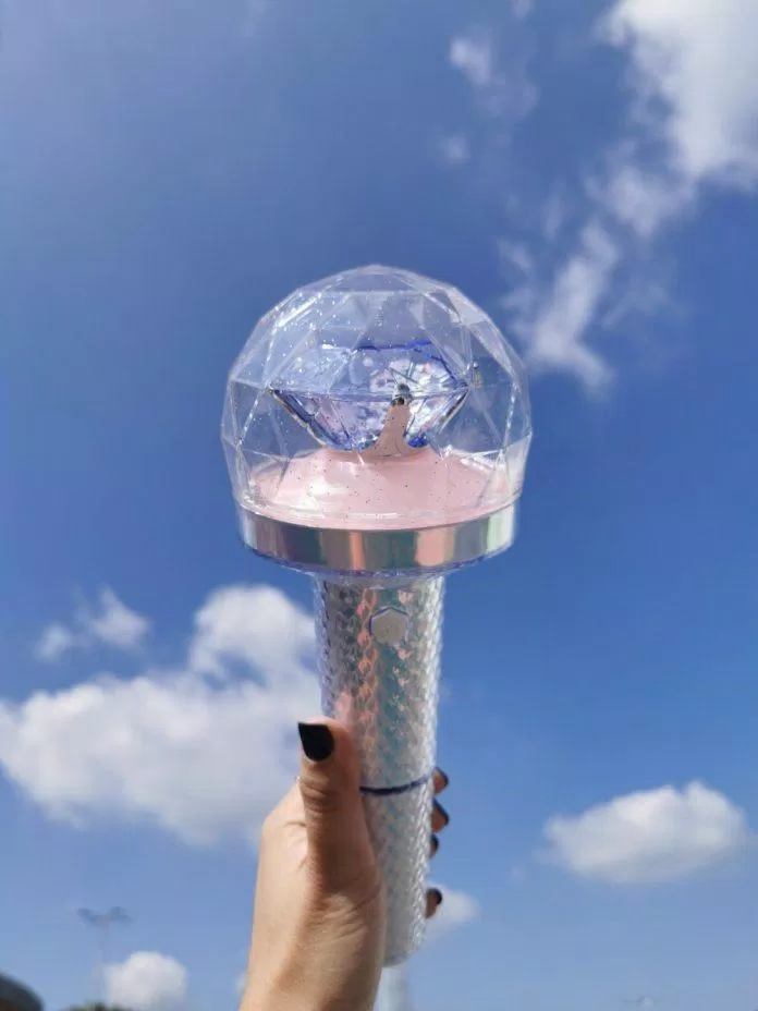 SEVENTEEN với chiếc lightstick đẹp nhất trong K-Pop. (Nguồn: Internet) SEVENTEEN với chiếc lightstick đẹp nhất trong K-Pop. (Nguồn: Internet)