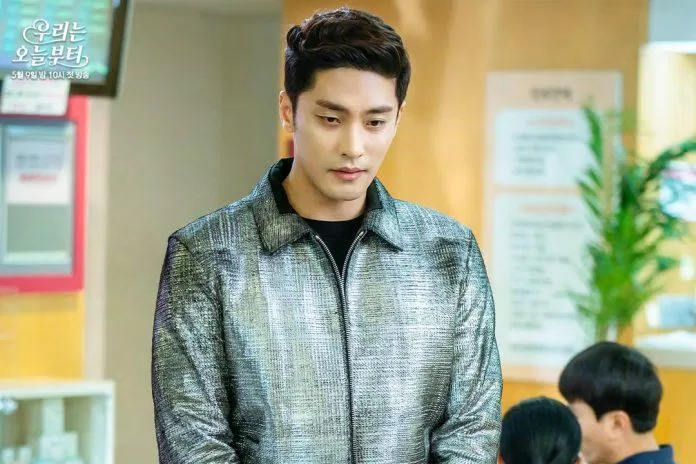 Raphael (Sung Hoon) dường như có điều gì đó muốn hỏi Oh Woo Ri (Ảnh: Internet)