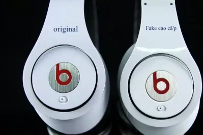 Phần logo chữ “b” trên tai nghe được in chìm sắc nét, hàng fake sẽ in nổi và không sắc nét. (Nguồn: Internet)