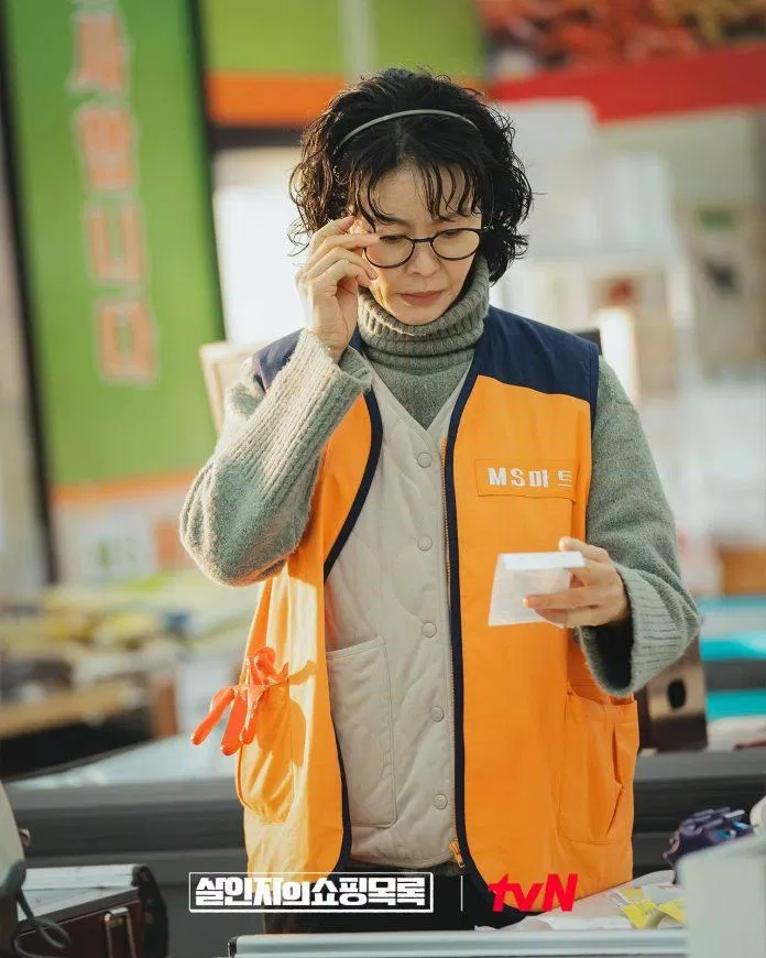 Jung Myung Sook (Jin Hee Kyung) hỗ trợ phá án cùng con trai (Ảnh: Internet)