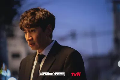Vẻ mặt lo lắng của Lee Kwang Soo (Ảnh: Internet)