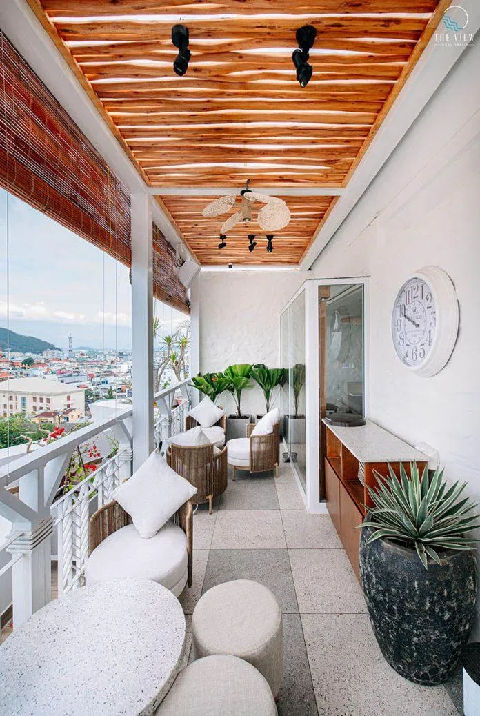 Khu vực quầy bar màu trắng tại The View (Ảnh: Internet)