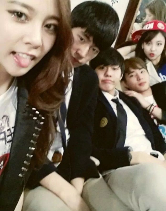 Bức ảnh của các thực tập sinh JYP một thời bất ngờ hot trở lại, theo thứ tự từ trái sang phải gồm Cecilia, Park Seo Ham, Ahn Hyo Seop, Young K (DAY6) và Nayeon (TWICE). (Ảnh: Internet)