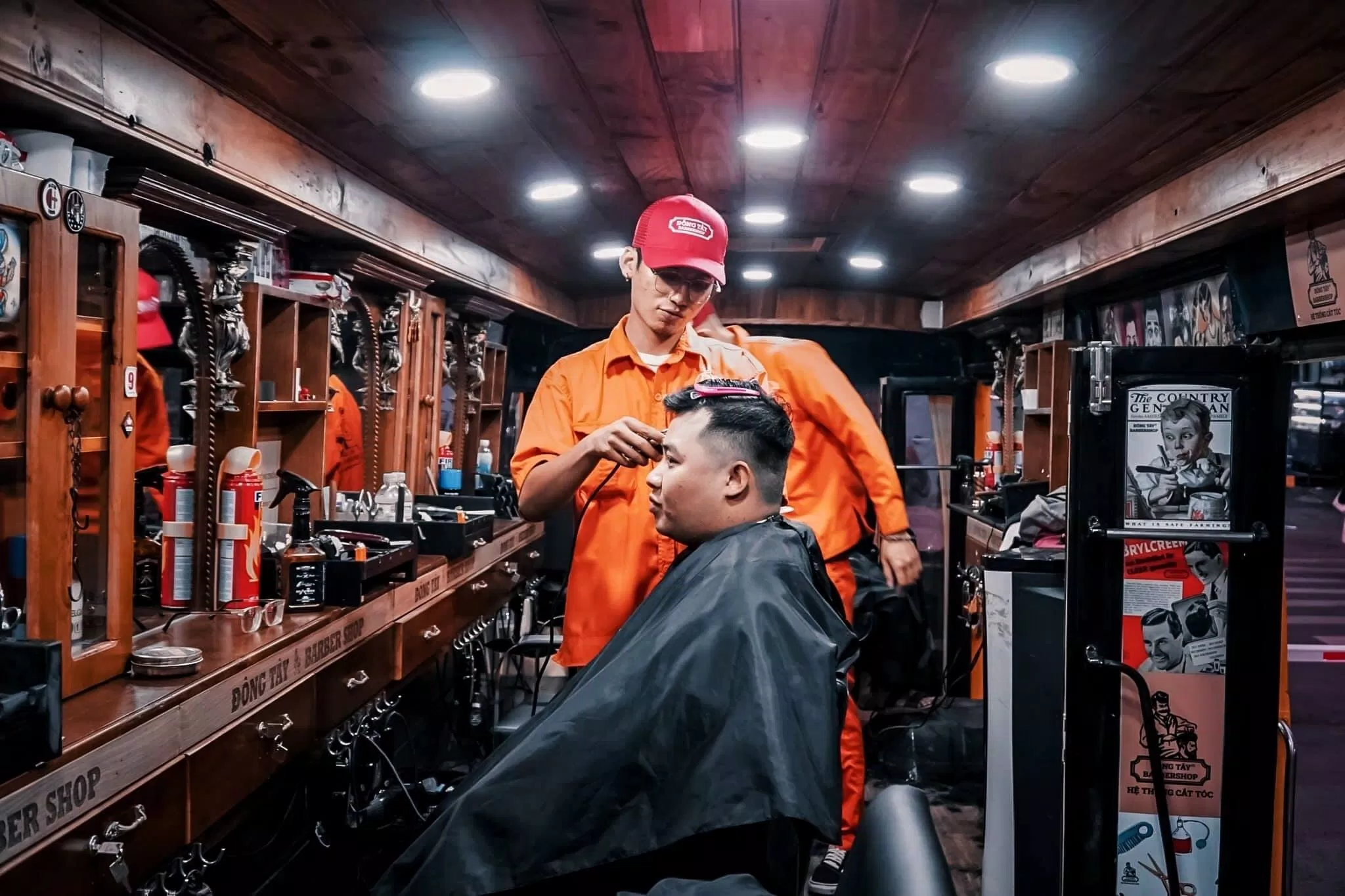 Đông Tây Barbershop là một tiệm cắt tóc dẫn đầu xu hướng với nhiều kiểu tóc độc lạ (Nguồn: Internet)