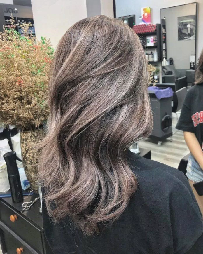 Kỹ thuật uốn tóc chuyên nghiệp tại Bass Hair Salon (Nguồn: Internet)