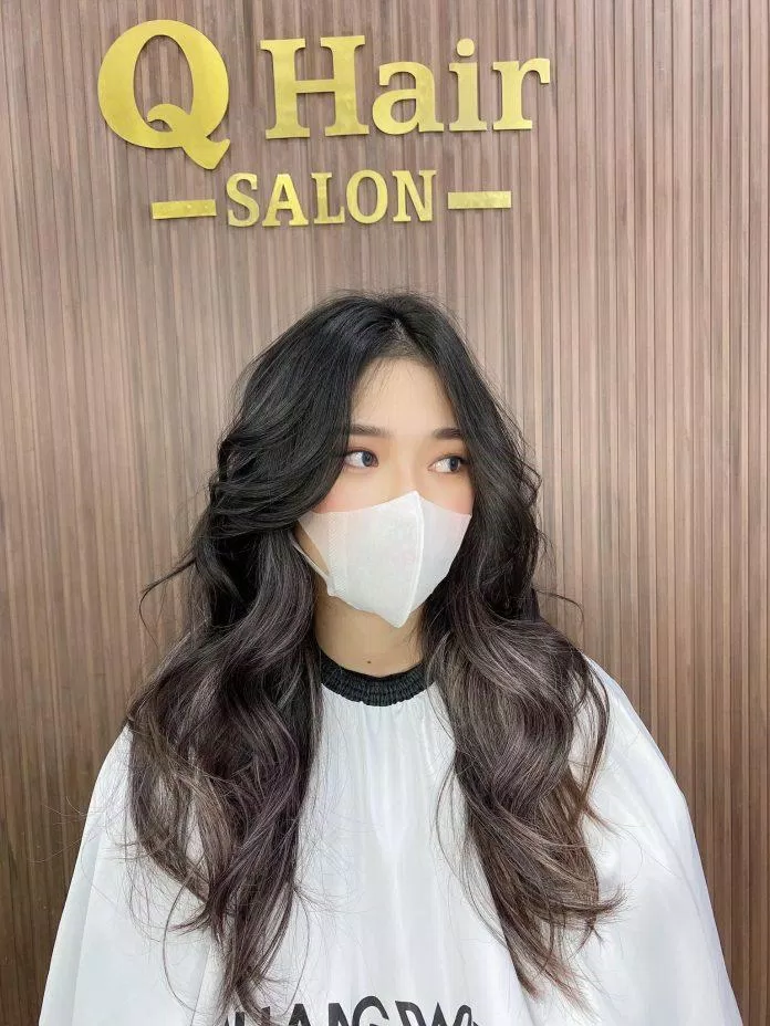 Kiểu tóc xoăn lượn sóng được tạo mẫu bởi Q Hair Salon (Nguồn: Internet)