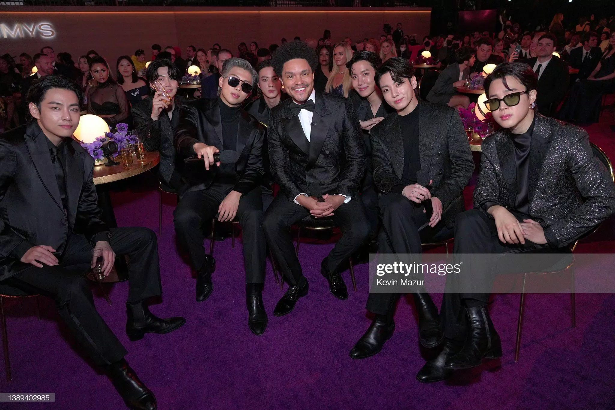 BTS cùng Trevor Noah tại GRAMMY lần thứ 64 (Ảnh: Internet)