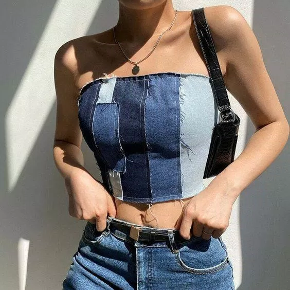 Tube top được may với kiểu dáng chắp vá độc đáo đi cùng quần short jean giúp người mặc thể hiện sự cá tính và sáng tạo (Ảnh: Internet)