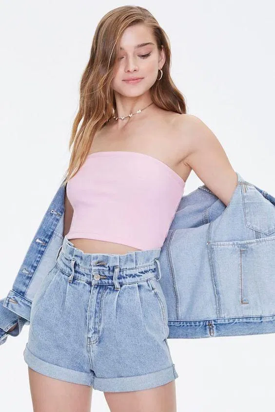 Nổi bật với tube top hồng và set quần và áo khoác denim (Ảnh: Internet)