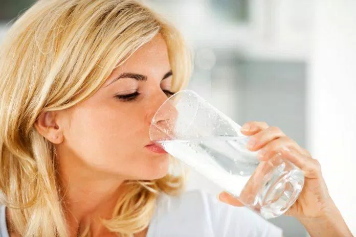 Uống nước giúp giảm cân và giảm mỡ (Ảnh: Internet)