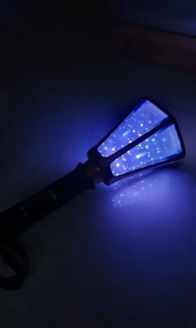 VIXX với chiếc lightstick đẹp nhất trong K-Pop. (Nguồn: Internet) VIXX với chiếc lightstick đẹp nhất trong K-Pop. (Nguồn: Internet)