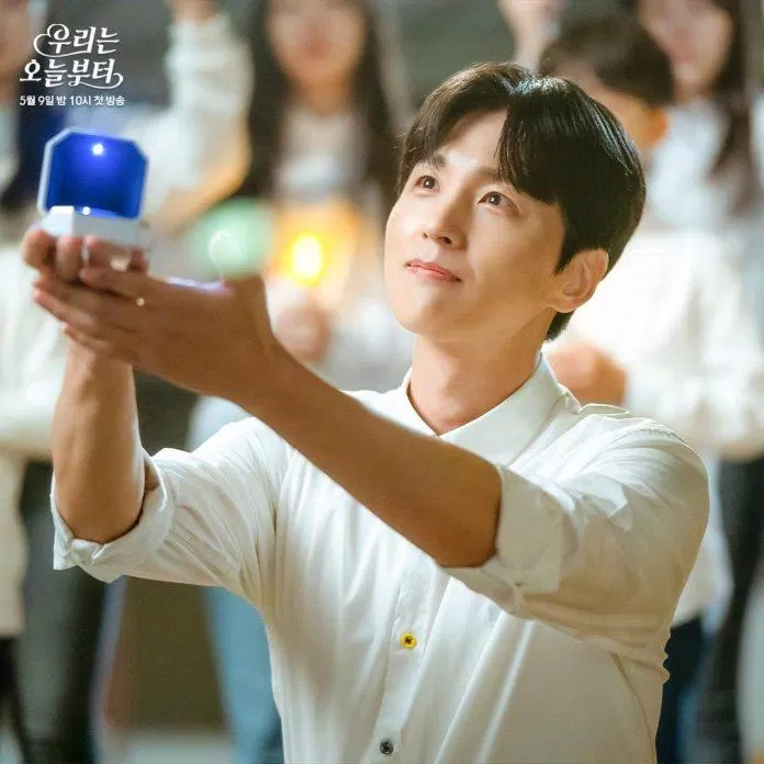 Lee Kang Jae (Shin Dong Wook) cầu hôn Woo Ri với không khí thiêng liêng (Ảnh: Internet)
