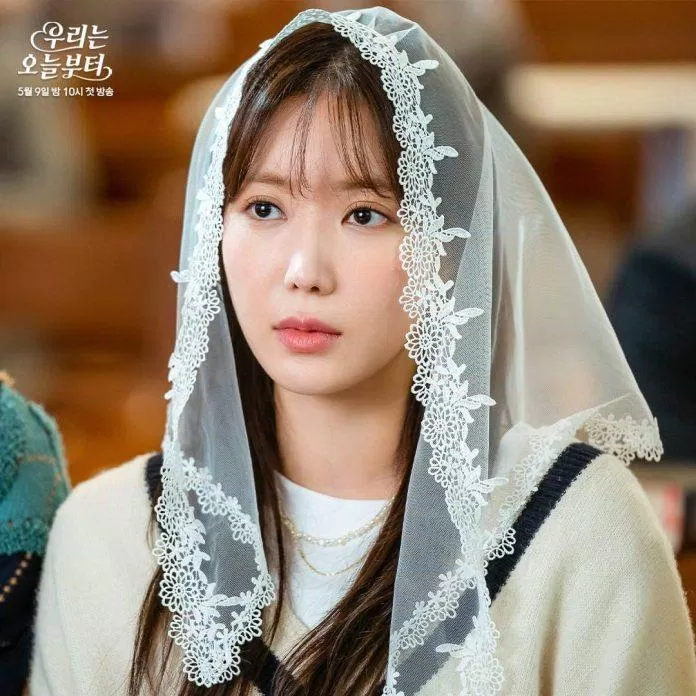 Woo Ri (Im Soo Hyang) bối rối và chìm trong suy nghĩ (Ảnh: Internet)