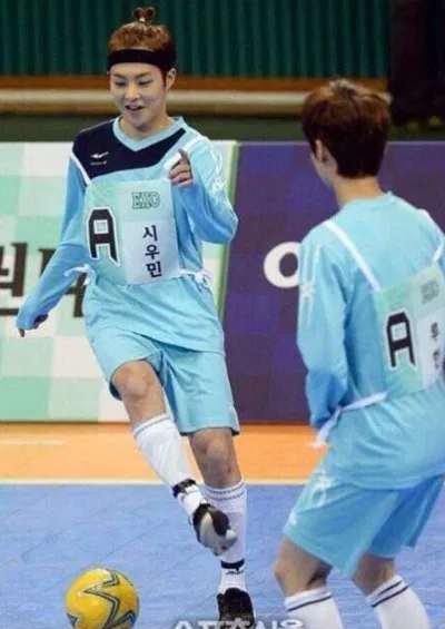 Xiumin nổi tiếng là idol với kỹ năng đá bóng cực đỉnh (Nguồn: Internet). Xiumin nổi tiếng là idol với kỹ năng đá bóng cực đỉnh (Nguồn: Internet).