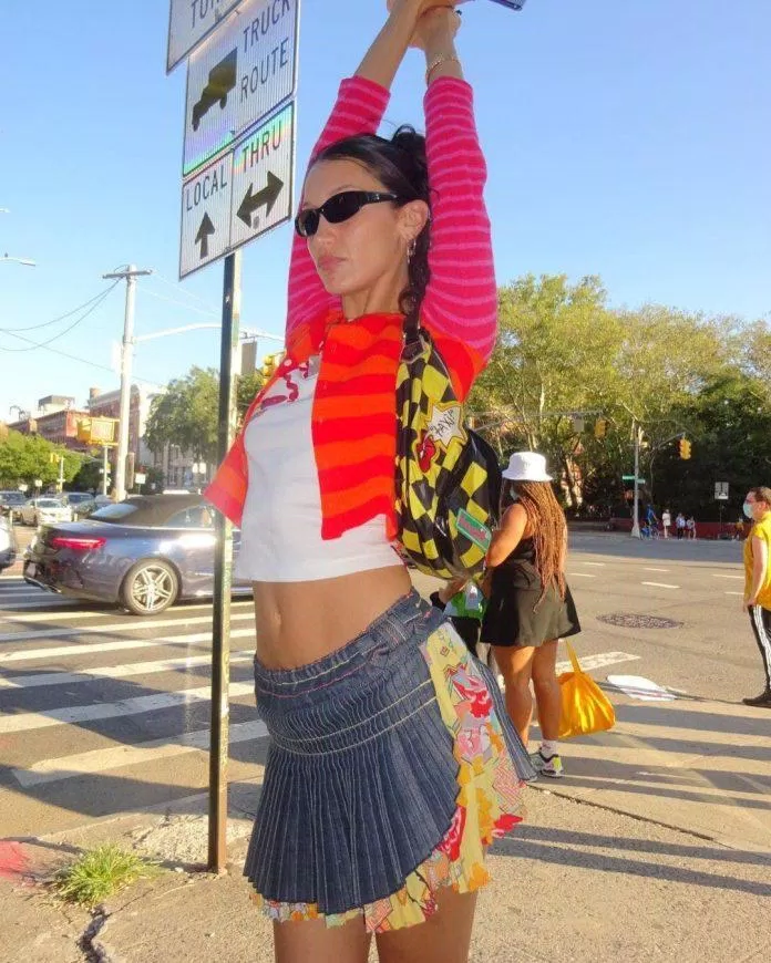 Bella Hadid trong phong cách y2k (Nguồn: Internet)