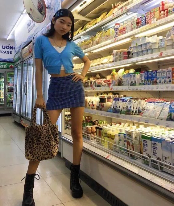 Áo croptop cột dây - sự lựa chọn tuyệt vời khi mặc layer (Nguồn: Internet)