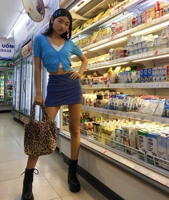 Áo croptop cột dây - sự lựa chọn tuyệt vời khi mặc layer (Nguồn: Internet)