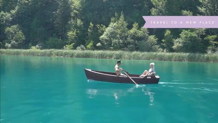 Trải nghiệm cảm giác chèo thuyền trên dòng sông xanh (Ảnh: Internet).