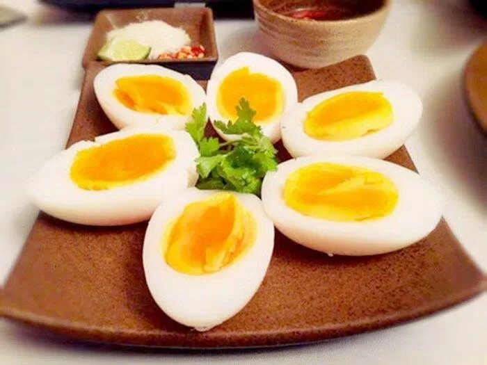 Trong trứng không có chất xơ nên ăn nhiều có thể gây táo bón (Ảnh: Internet)
