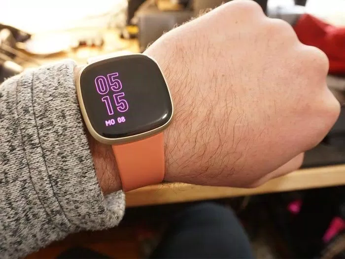 Fitbit Versa 3 trên tay người dùng (Ảnh: Internet). Fitbit Versa 3 trên tay người dùng (Ảnh: Internet).