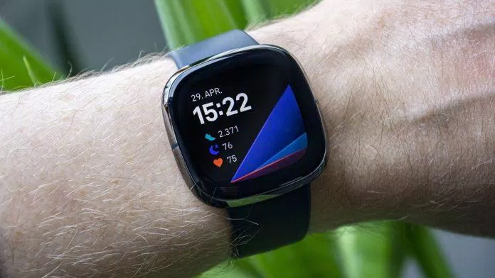 Fitbit Sense trên tay người dùng (Ảnh: Internet). Fitbit Sense trên tay người dùng (Ảnh: Internet).