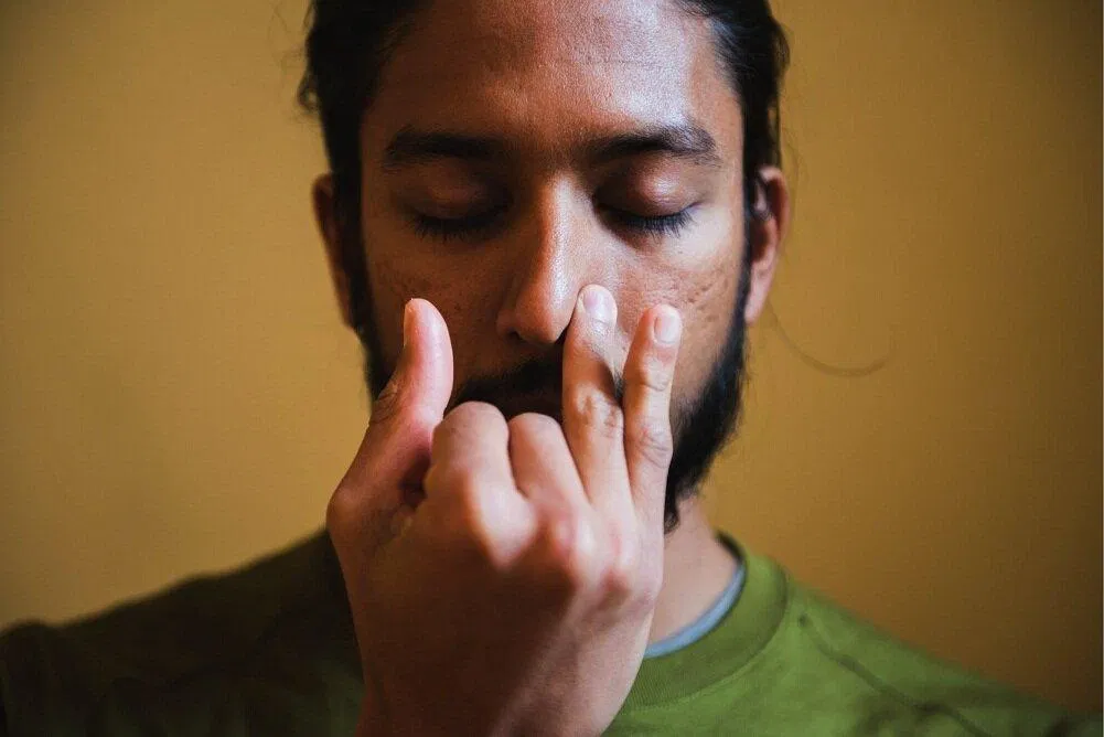 Thở một bên mũi luân phiên (Ảnh: Internet). Thở một bên mũi luân phiên (Ảnh: Internet).