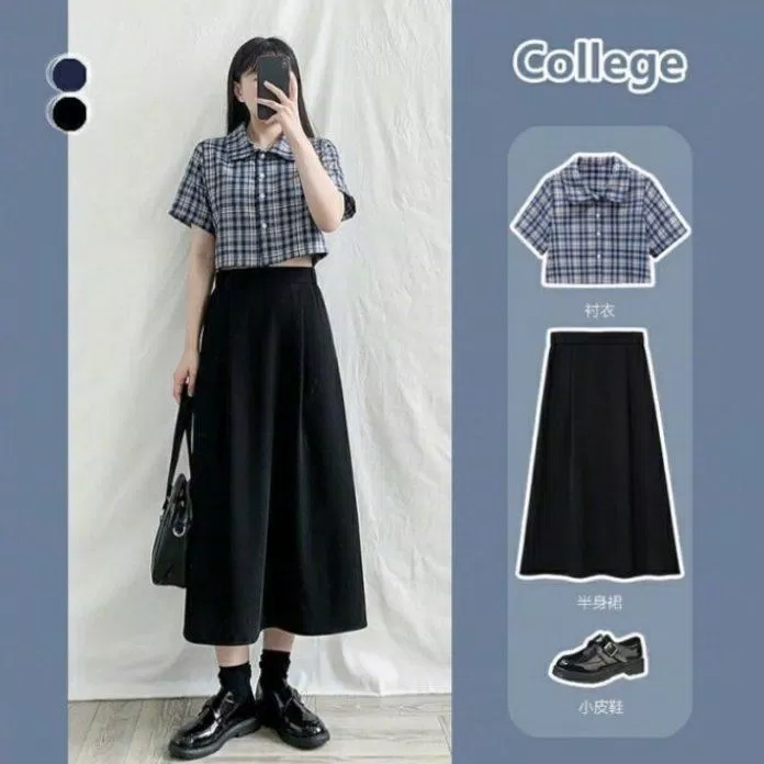 Chân váy đen đơn giản, áo croptop caro kèm giày oxford (Nguồn: Internet) Chân váy đen đơn giản, áo croptop caro kèm giày oxford (Nguồn: Internet)
