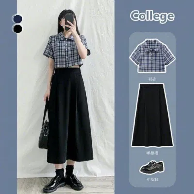 Chân váy đen đơn giản, áo croptop caro kèm giày oxford (Nguồn: Internet) Chân váy đen đơn giản, áo croptop caro kèm giày oxford (Nguồn: Internet)