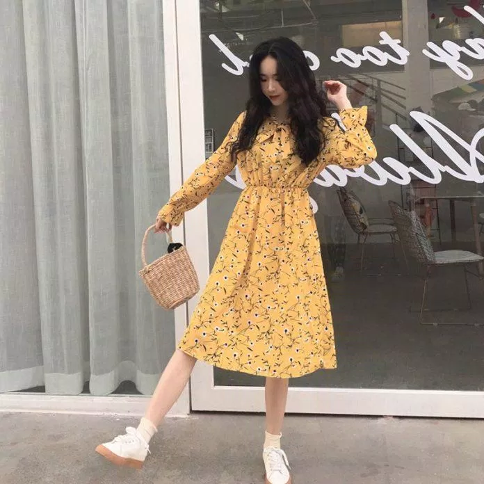 Phối váy cùng giày sneaker vẫn xinh (Nguồn: Internet) Phối váy cùng giày sneaker vẫn xinh (Nguồn: Internet)