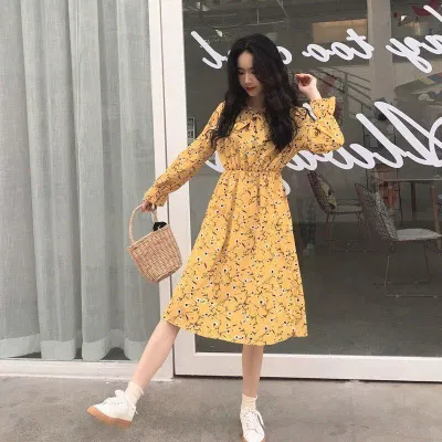 Phối váy cùng giày sneaker vẫn xinh (Nguồn: Internet) Phối váy cùng giày sneaker vẫn xinh (Nguồn: Internet)
