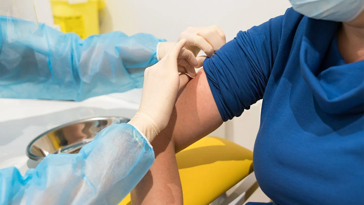 Người bị bệnh chàm vẫn nên tiêm vaccine COVID-19 (Ảnh: Internet).