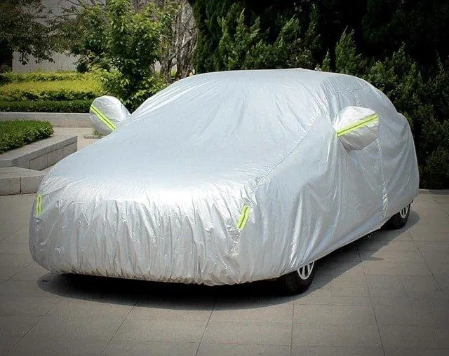 Dùng tấm phủ chất lượng tốt cho xe ô tô (Ảnh: Internet). Dùng tấm phủ chất lượng tốt cho xe ô tô (Ảnh: Internet).
