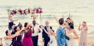 Bạn biết câu chuyện cô gái nào bắt được hoa của cô dâu sẽ là người kết hôn tiếp theo chứ? (Ảnh: Internet)