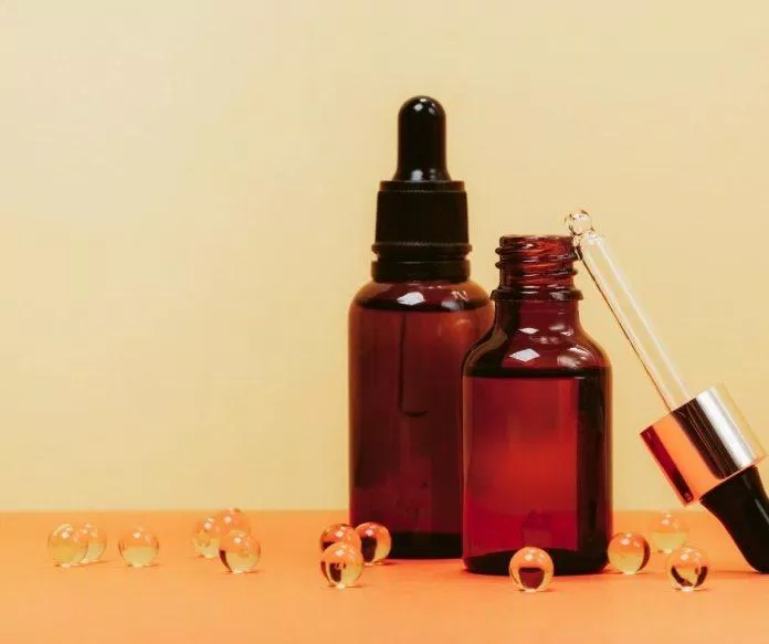 L'huile pour le visage est une méthode pour embellir la peau avec des extraits distillés d'huiles naturelles (source : internet)