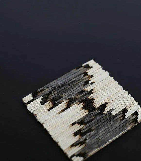 Dán tiếp những que diêm màu sáng vào phần còn lại (Nguồn: Internet) Dán tiếp những que diêm màu sáng vào phần còn lại (Nguồn: Internet)