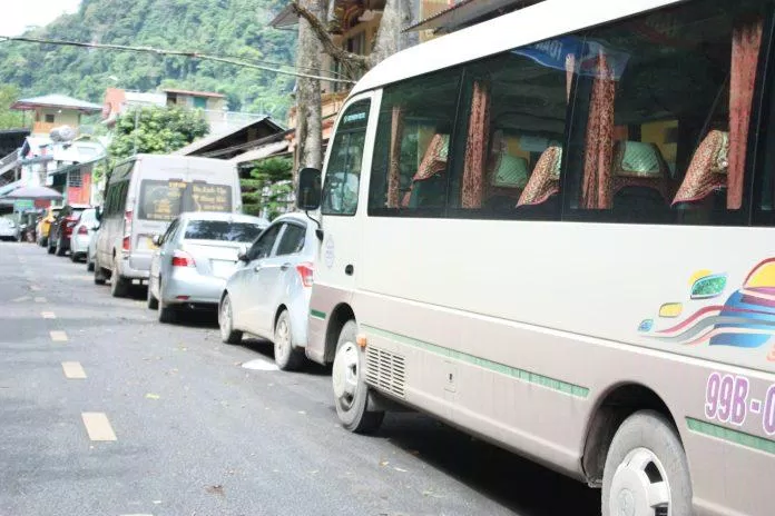 Đoàn xe khách trải dài (Ảnh: Thảo Vân).