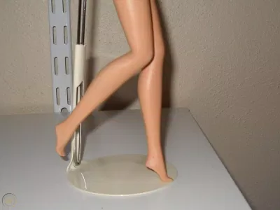Chân của búp bê Barbie (Ảnh: Internet). Chân của búp bê Barbie (Ảnh: Internet).