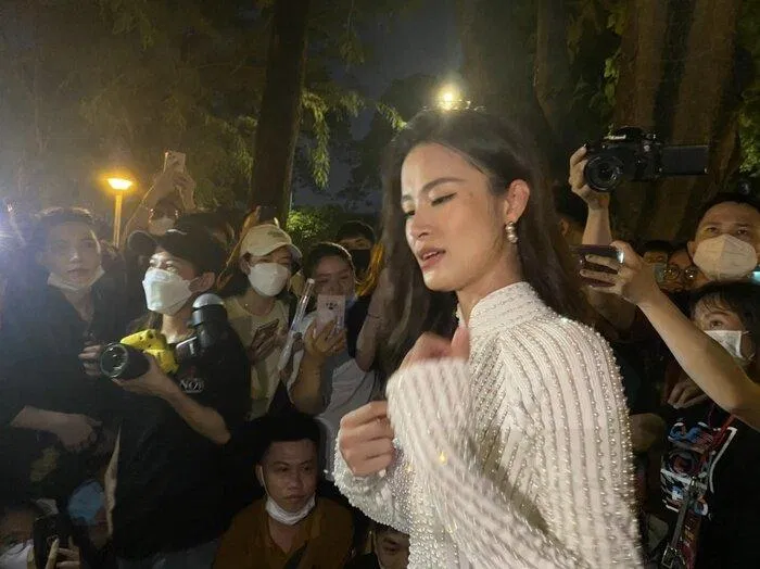 Đông Nhi khóc trong lần gặp gỡ fan tối ngày 14/05/2022 (Nguồn: Internet)