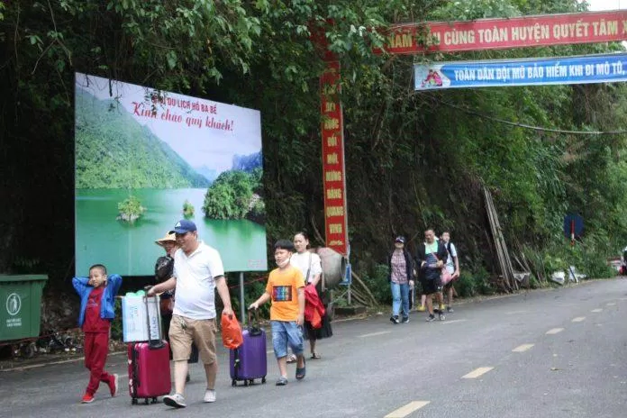 Du khách đến Hồ Ba Bể (Ảnh: Thảo Vân). Du khách đến Hồ Ba Bể (Ảnh: Thảo Vân).