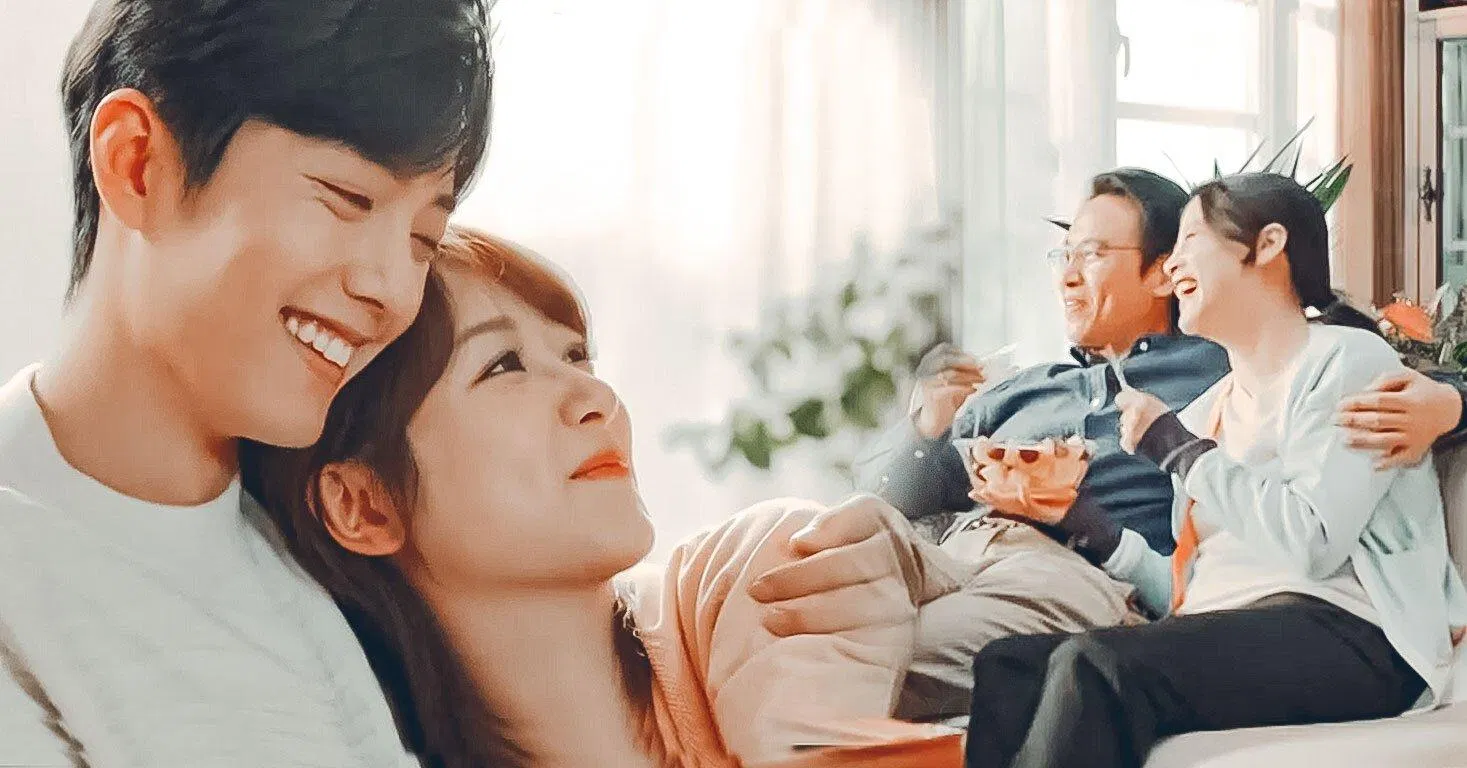 Cố Ngụy và Lâm Chi Hiệu về thăm thầy Lâm mẹ Lý. (Ảnh: Internet)