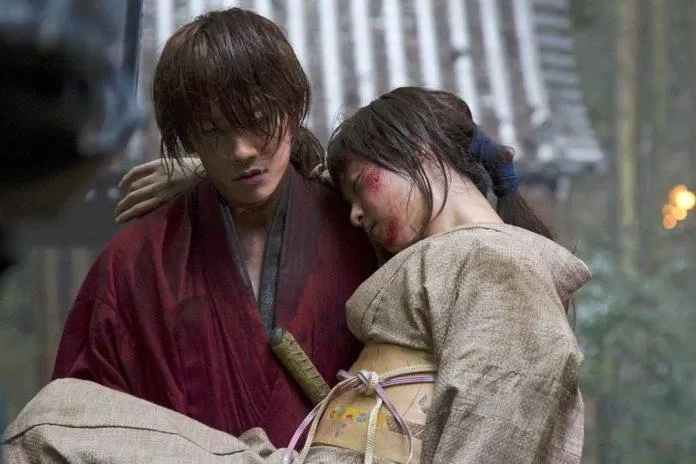 Kenshin cứu Kaoru khỏi những kẻ chống phá (Nguồn: Internet)