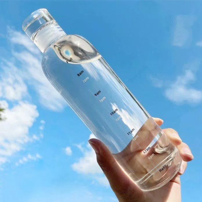 Sử dụng bình nước cá nhân thay thế chai nhựa (Nguồn: Internet)