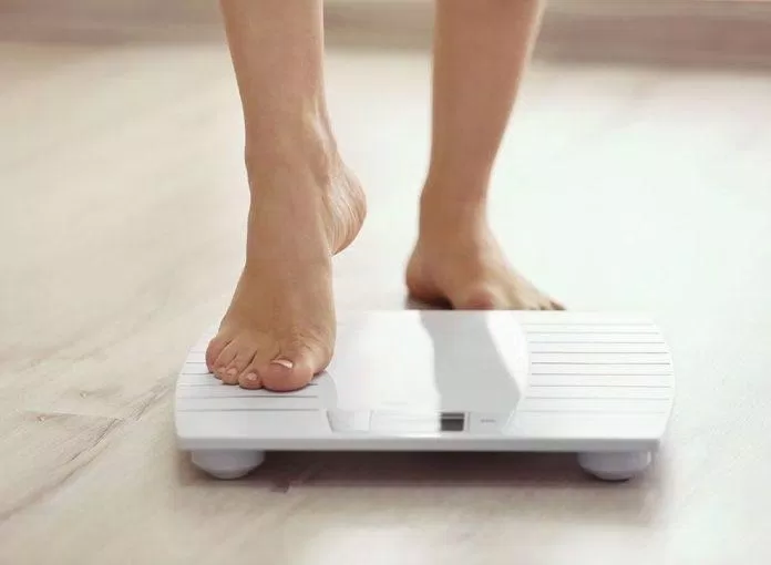 Theo dõi cân nặng thường xuyên để xem mình có giảm cân quá nhanh hay không (Ảnh: Internet).